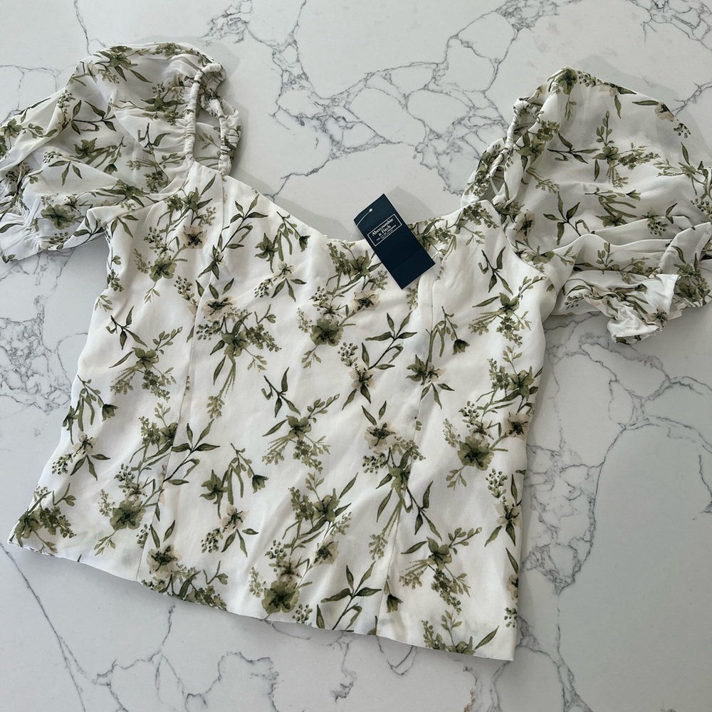 Brand new Abercrombie Puff Sleeve Sweetheart Top